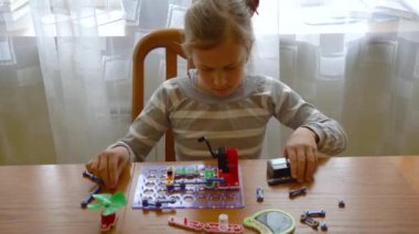 Eğitim, çocuklar, teknoloji, bilim ve fütüristik kavram. E-öğrenme. Elektronik oyuncaklarla oynayan kız. Entelektüel oyuncaklar. Erken kalkınma kavramı