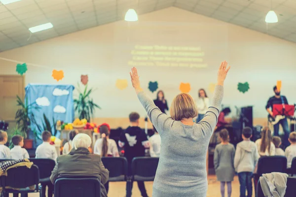 Ihmiset Rukoilevat Kirkossa Kristittyjen Ryhmän Pehmeä Fokus Nostaa Kädet Ylös — kuvapankkivalokuva