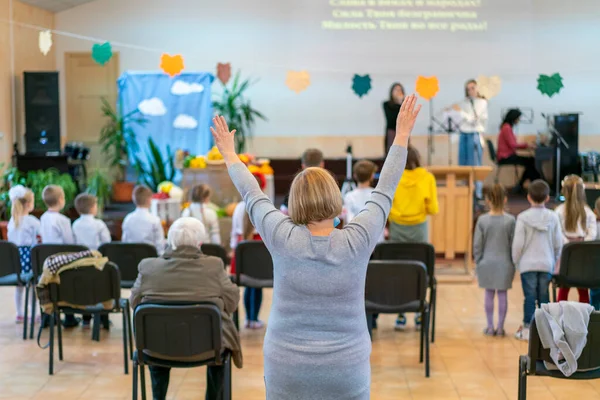 Pessoas Rezando Uma Igreja Foco Suave Povo Cristão Grupo Levantar — Fotografia de Stock