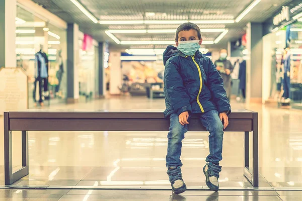 Kisgyerek Fiú Védőmaszkot Visel Bevásárlóközpontban Covid Világjárvány Idején Gyermek Védőmaszkot — Stock Fotó