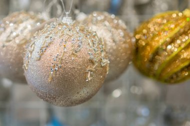 Altın bir arka planda güzel altın noel baloları. Noel topları resmi kapatır. ses tonlu.