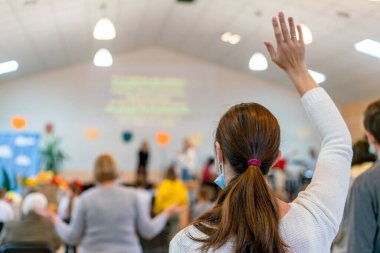 İnsanlar kilisede dua ediyor. Hıristiyan insan grubunun yumuşak odağı kilisede birlikte Tanrı 'ya ibadet edin. seçili odak.