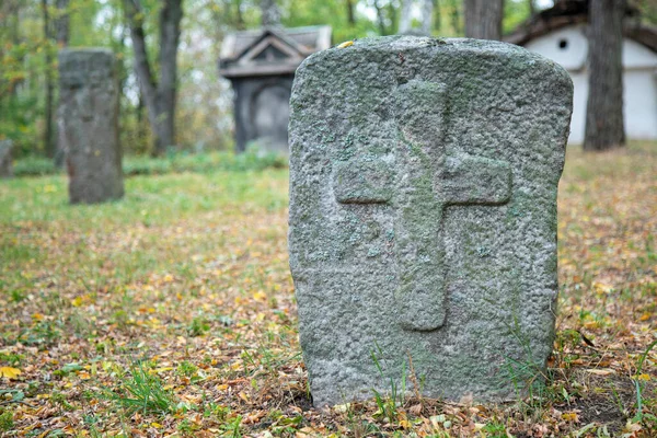 Een Versleten Zandsteen Graf Marker Schaduw Een Zeer Heldere Dag — Stockfoto