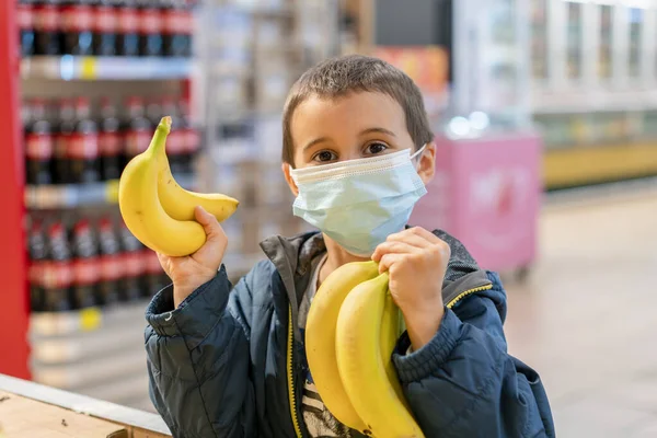 Egy Gyerek Aki Sebészeti Maszkot Visel Gyümölcsöt Vásárol Szupermarketben Koronavírus — Stock Fotó