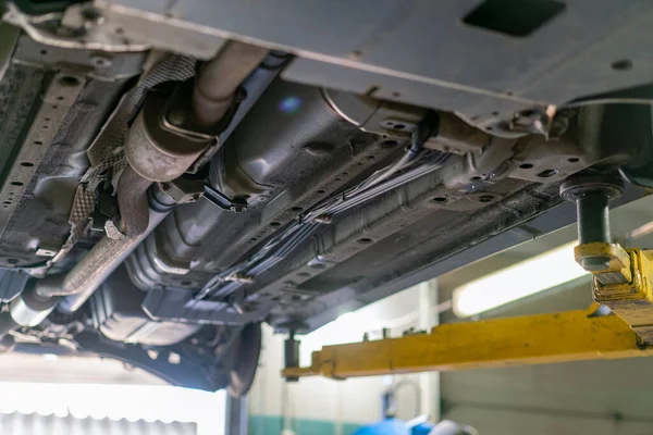 Car Lifted Automobile Service Fixing Worker Repairs Detail Telephoto Car — Stock Photo, Image