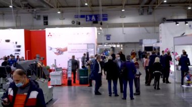 Kiev, Ukrayna 25 Kasım 2020. Salgın sırasında bir endüstriyel sergi. Sergideki insanlar tıbbi maske takıyor. Sergi ve sosyal uzaklık