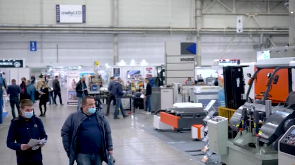 Kiev, Ukraine November 25 2020. An industrial exhibition during a pandemic. People at the exhibition wearing medical masks. Exhibition and social distance — Stock Video