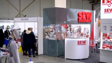 Kiev, Ukrayna 25 Kasım 2020. Salgın sırasında bir endüstriyel sergi. Sergideki insanlar tıbbi maske takıyor. Sergi ve sosyal uzaklık