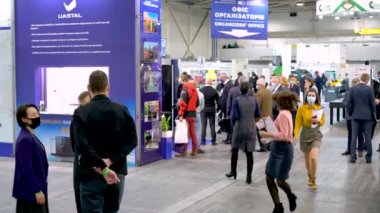 Kiev, Ukrayna 25 Kasım 2020. Salgın sırasında bir endüstriyel sergi. Sergideki insanlar tıbbi maske takıyor. Sergi ve sosyal uzaklık