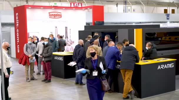 Kiev, Ukraine November 25 2020. An industrial exhibition during a pandemic. People at the exhibition wearing medical masks. Exhibition and social distance — Stock Video