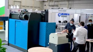 Kiev, Ukrayna 25 Kasım 2020. Salgın sırasında bir endüstriyel sergi. Sergideki insanlar tıbbi maske takıyor. Sergide koruyucu maskeler takan ziyaretçiler