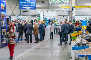 Kiev, Ukrayna 25 Kasım 2020. Bir salgın sırasında endüstriyel sergi. Sergideki insanlar tıbbi maske takıyor. Sergi ve sosyal uzaklık.