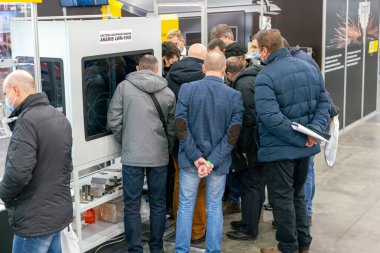Kiev, Ukrayna 25 Kasım 2020. Bir salgın sırasında endüstriyel sergi. Salgın sırasında tıbbi maske takan insanlar. Sergi ve sosyal uzaklık.