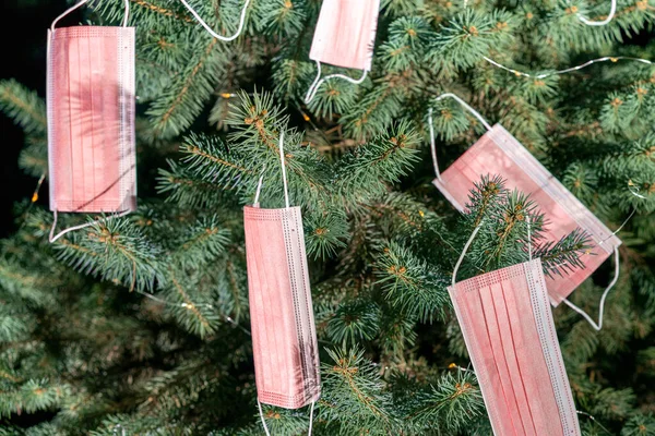 Pembe Koronavirüs Maskeleriyle Süslenmiş Bir Noel Ağacının Önü Görünen Yatay — Stok fotoğraf