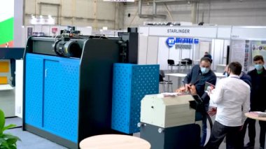 Kiev, Ukrayna 25 Kasım 2020. Salgın sırasında bir endüstriyel sergi. Sergideki insanlar tıbbi maske takıyor. Sergide koruyucu maskeler takan ziyaretçiler