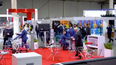 Kiev, Ukrayna 25 Kasım 2020. Salgın sırasında bir endüstriyel sergi. Sergideki insanlar tıbbi maske takıyor. Sergi ve sosyal uzaklık