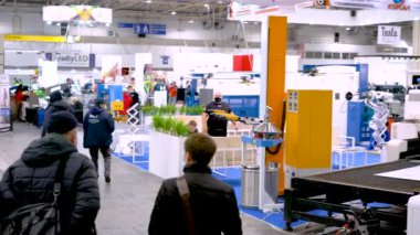 Kiev, Ukrayna 25 Kasım 2020. Salgın sırasında bir endüstriyel sergi. Sergideki insanlar tıbbi maske takıyor. Sergi ve sosyal uzaklık