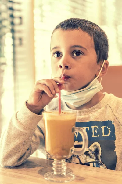 Salgın Sırasında Kafede Maske Takan Bir Çocuk Kafedeki Bir Çocuk — Stok fotoğraf