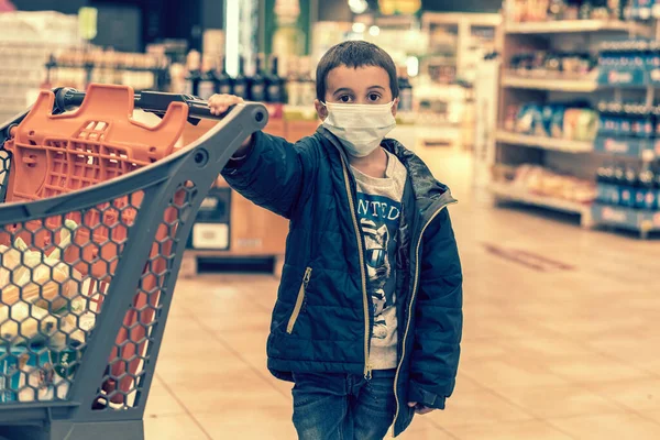 Çocuk Mağazada Koruyucu Maske Takıyor Coronavirüs Salgını Sırasında Alışveriş Zamanı — Stok fotoğraf
