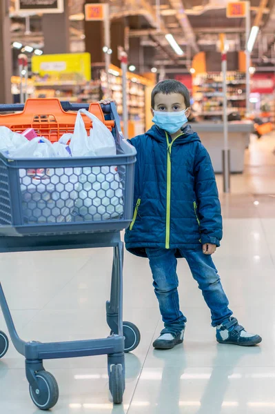 Niño Lleva Máscara Protegida Tienda Tiempo Compras Durante Brote Coronavirus — Foto de Stock