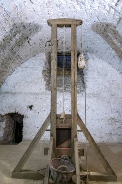 Kalenin bodrumunda eski bir giyotin. İdam cezası uygulamak için araç: giyotin