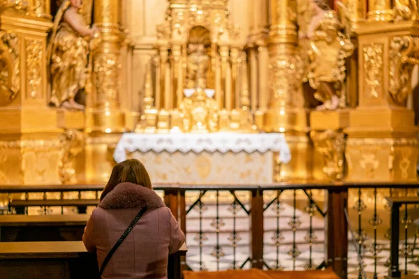 Une femme dans un temple prie Dieu. Femme priant devant l'autel. Femme priante devant l'autel. focus sélectionné — Photo