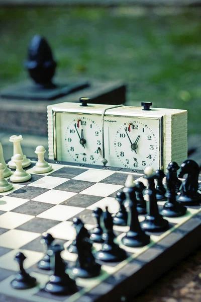 Échiquier Avec Pièces Horloge Sur Bureau Bois Lien Avec Tournoi — Photo