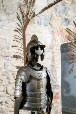 Şövalye zırhı galerisi. Şövalyeler, müzede demir zırhlar.