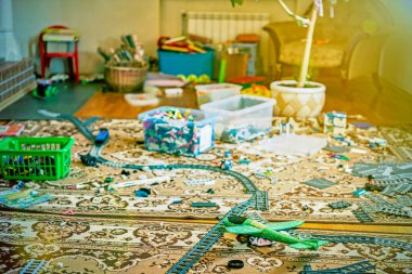 Anaokulu için oyun pisti. İç taraftaki çocuk odası. Odadaki dağınıklık. Çocuk odasında karışıklık, dağınık oyuncaklar, yerdeki kutular. ses tonlu.