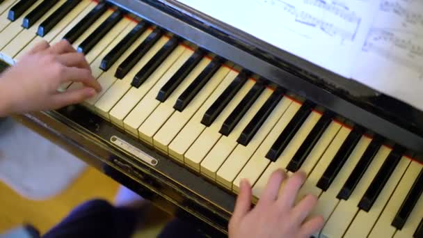 Піаністські руки практикують піаніно. Музикант-художник грає на інструменті, концептуальна музична освіта та виконання. Крупним планом дівчина s рука грає на піаніно — стокове відео