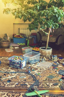 Anaokulu için oyun pisti. İç taraftaki çocuk odası. Odadaki dağınıklık. Çocuk odasında karışıklık, dağınık oyuncaklar, yerdeki kutular. Ton gibi. dikey resim