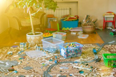 Anaokulu için oyun pisti. İç taraftaki çocuk odası. Odadaki dağınıklık. Çocuk odasında karışıklık, dağınık oyuncaklar, yerdeki kutular. ses tonlu