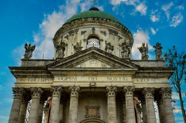 Güzel tapınaklar. Güzel bir gökyüzünün arka planında eski gri tapınak