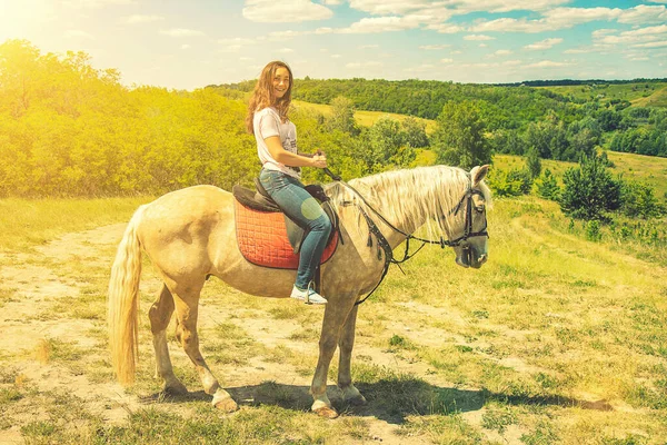 Beyaz atın binicisi. Beyaz ata binen genç bir at, açık hava manzaralı. Beyaz atlı kız özgürce koşuyor. ses tonlu — Stok fotoğraf