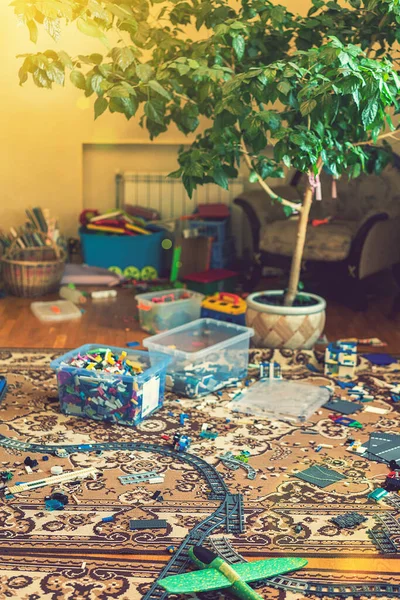 Anaokulu için oyun pisti. İç taraftaki çocuk odası. Odadaki dağınıklık. Çocuk odasında karışıklık, dağınık oyuncaklar, yerdeki kutular. Ton gibi. dikey resim