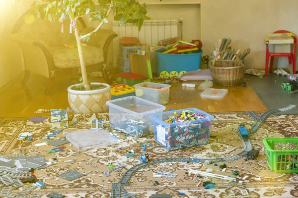 Anaokulu için oyun pisti. İç taraftaki çocuk odası. Odadaki dağınıklık. Çocuk odasında karışıklık, dağınık oyuncaklar, yerdeki kutular. ses tonlu