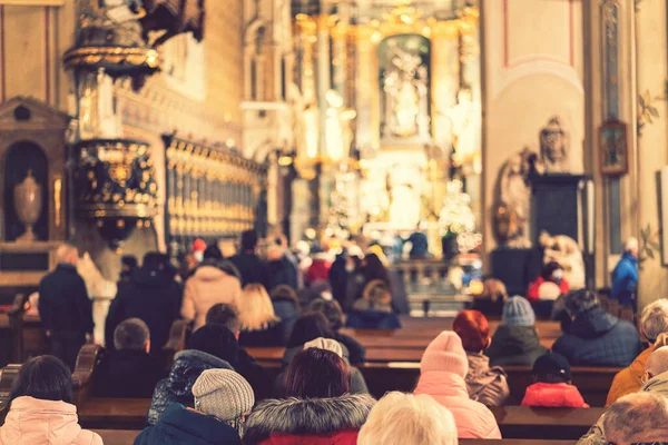 Ludzie podczas kazania w kościele katolickim. stonowana. wybrane ognisko — Zdjęcie stockowe