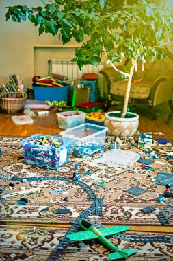 Anaokulu için oyun pisti. Çocukların odasının içinde. Odadaki dağınıklık. Çocukların odasında karışıklık, dağınık oyuncaklar, yerdeki kutular. Ton gibi. dikey resim.