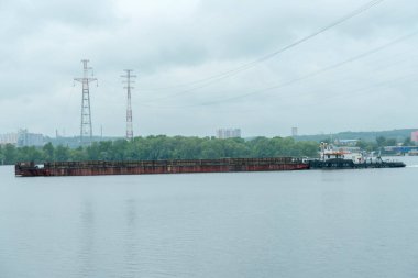 Nehirde yüzen bir yükseklikten güzel mavnalar. Mavna Kiev 'deki Dinyeper nehrinde yüzüyor. ses tonlu.