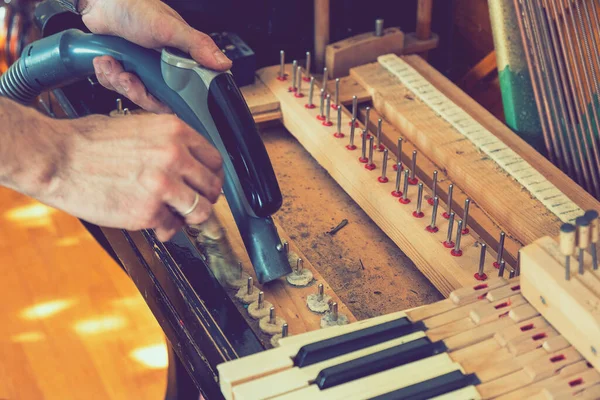 Mengatur Sebuah Piano Tua Sang Master Memperbaiki Sebuah Piano Tua Stok Lukisan  