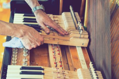 Eski bir piyanoyu kuruyorum. Usta eski bir piyanoyu tamir ediyor. Piyanoyu derin temizleyin. Eski bir piyanoyu tamir edip akort eden profesyonel bir işçinin elleri. ses tonlu.