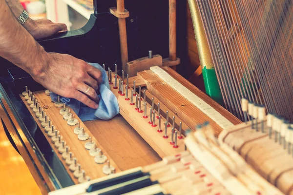 Preparando Piano Viejo Maestro Repara Piano Viejo Limpieza Profunda Del Fotos De Stock Sin Royalties Gratis