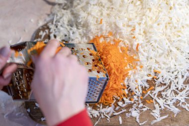 Havuç ovuşturan bir kadın. Havuçlu lahana turşusu. Lahana turşusu. Lahana turşusu pişirme işlemi.