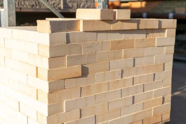 Palette yeni tuğla bloklar var. Paketteki bej tuğlalar, arkaplan