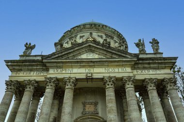 Güzel tapınaklar. Güzel bir gökyüzünün arka planında eski gri tapınak