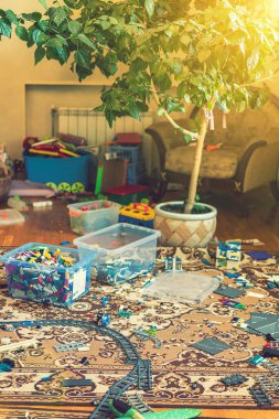 Anaokulu için oyun pisti. İç taraftaki çocuk odası. Odadaki dağınıklık. Çocuk odasında karışıklık, dağınık oyuncaklar, yerdeki kutular. Ton gibi. dikey resim