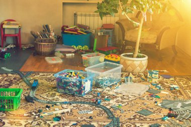 Anaokulu için oyun pisti. İç taraftaki çocuk odası. Odadaki dağınıklık. Çocuk odasında karışıklık, dağınık oyuncaklar, yerdeki kutular. ses tonlu