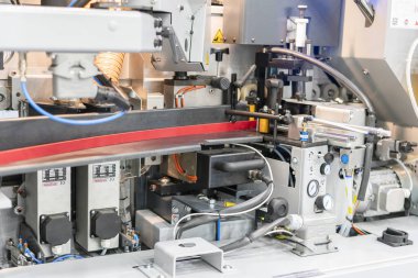 Kiev, Ukrayna 5 Mart 2021. Salgın sırasında mobilya sergisi. Uluslararası Mobilya Aksesuarları Sergisi. Mobilya üretimi için ekipman. Sergi ve sosyal uzaklık