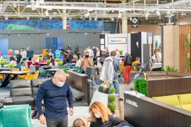 Kiev, Ukrayna 5 Mart 2021. Salgın sırasında mobilya sergisi. Uluslararası Mobilya Aksesuarları Sergisi. Salgın sırasında tıbbi maske takan insanlar. Sergi ve sosyal uzaklık