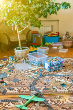 Anaokulu için oyun pisti. İç taraftaki çocuk odası. Odadaki dağınıklık. Çocuk odasında karışıklık, dağınık oyuncaklar, yerdeki kutular. Ton gibi. dikey resim